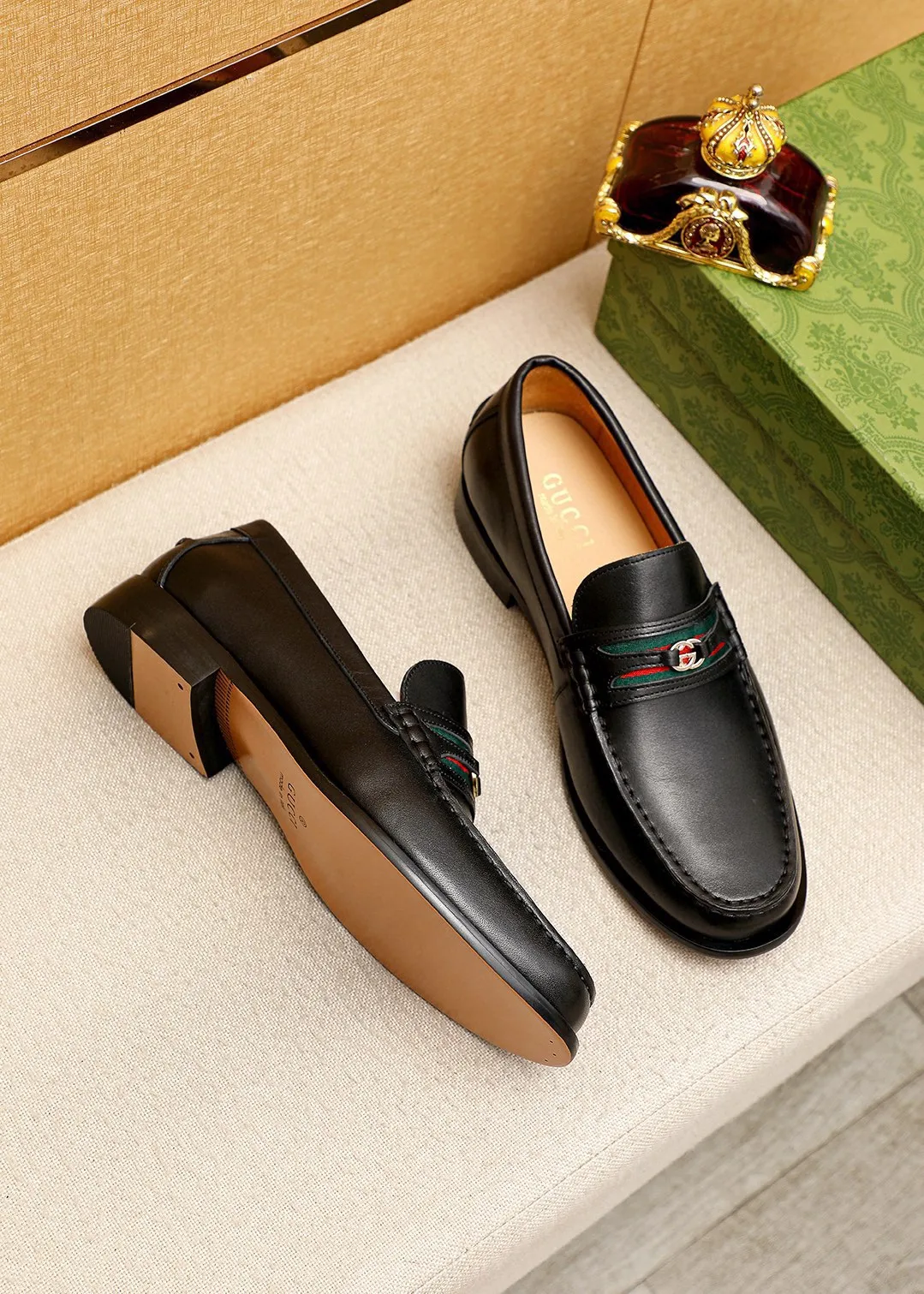 Men's shoes 💰480 💐 Product trademark: GUCCI "Gucci" casual leather shoes Regular size: 38-44 (45.46.47🉑️customized) Product materials: Selected imported first-layer calfskin upper + classic hardware buckle, imported cowhide leather lining. Strong three-dimensional visual effect, original combination outsole Color: 2⃣️colors available